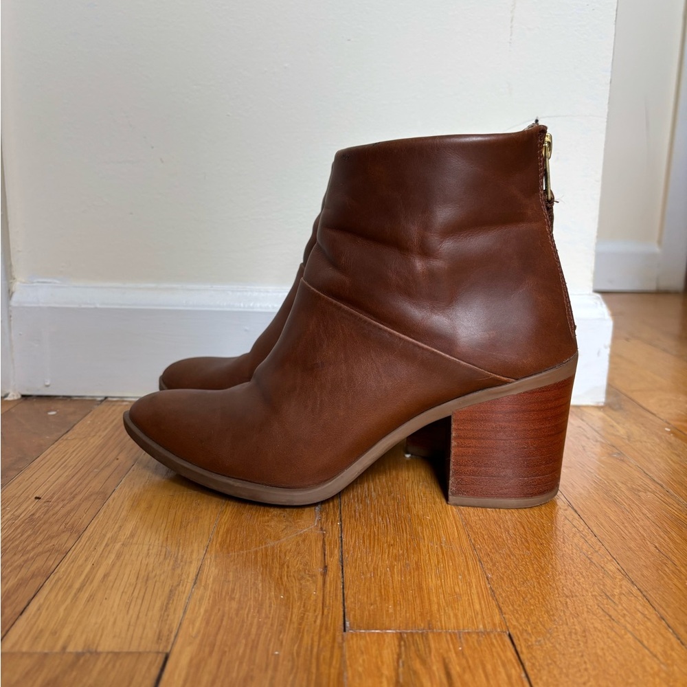 Nisolo Dari Chestnut Leather Ankle Booties